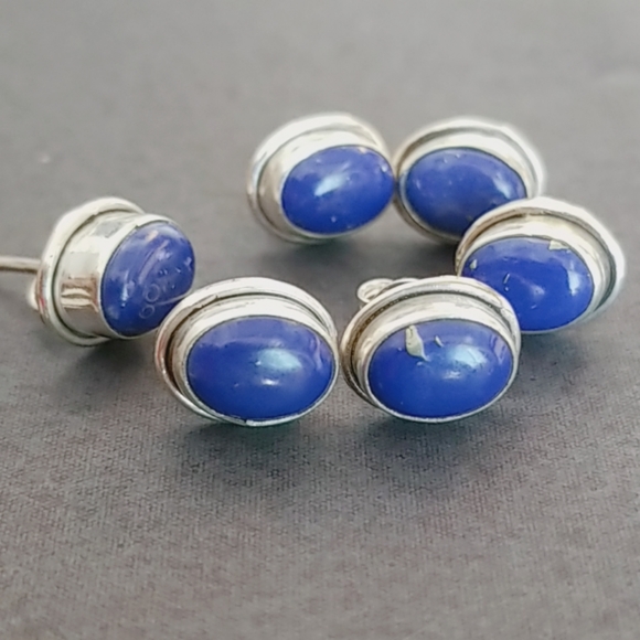 Lapis lazuli stud earrings. - Picture 4 of 5